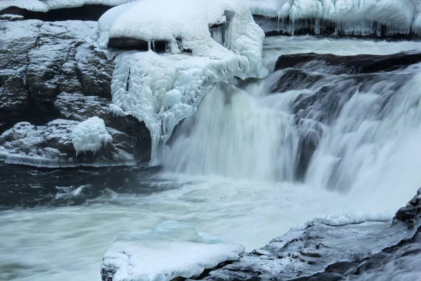 水が溢れる電気の嵐から凍る滝の流れ — ストック写真