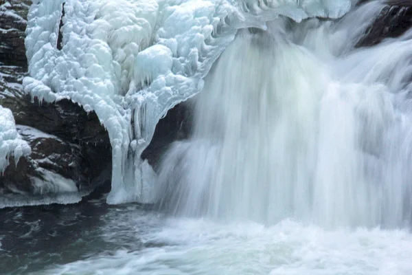 Замороженный Водопад Вытекает Электрического Заграждения Переливом Воды — стоковое фото