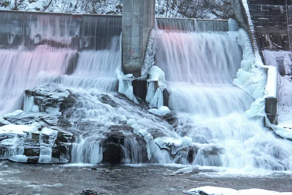 Flujo Cascada Congelado Aluvión Eléctrico Con Desbordamiento Agua — Foto de Stock