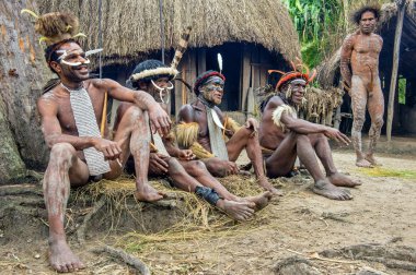 Dugum Dani kabile insanlar geleneksel köy içinde