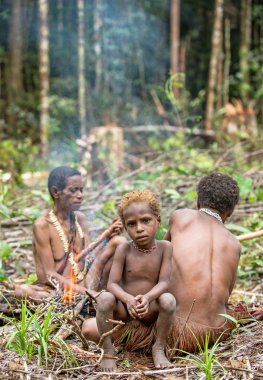 Papua kadın ve çocuk Korowai kabilesinin