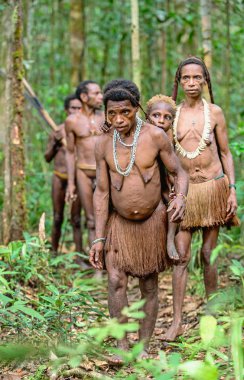 çıplak Papua Korowai kabilesi