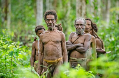 çıplak Papua Korowai kabilesi