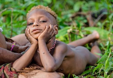 Korowai kabilesinin Papua küçük çocuk