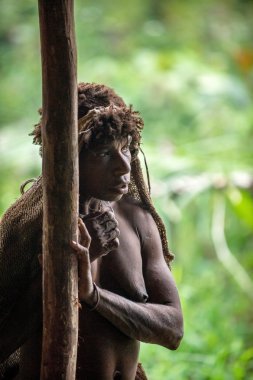 korowai kabilesinden Papua kadın