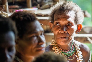 korowai kabilesinden Papua kadın