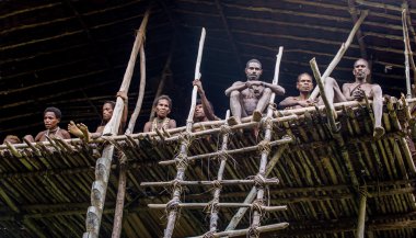 Grup insanlar Papua Korowai kabilesinin