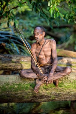 Adam oturum Papua Korowai kabilesinin