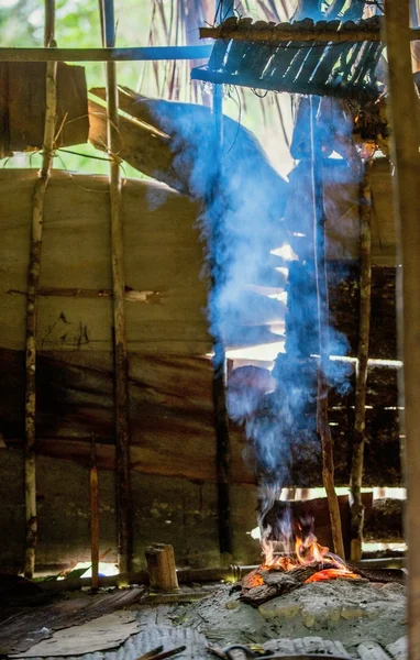 Feuer und Rauch im traditionellen Haus — Stockfoto