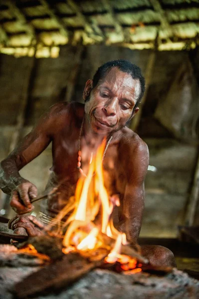 Papua-Mann aus einem Korowai-Stamm — Stockfoto