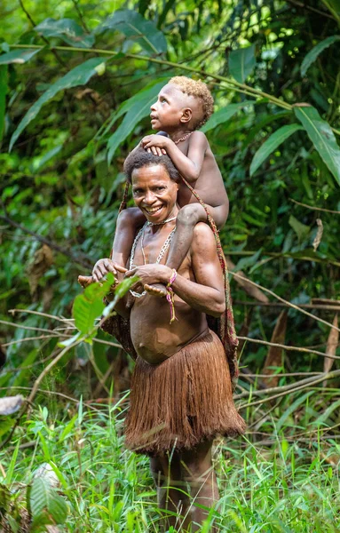 Papuan woman and little boy — Stock Photo, Image