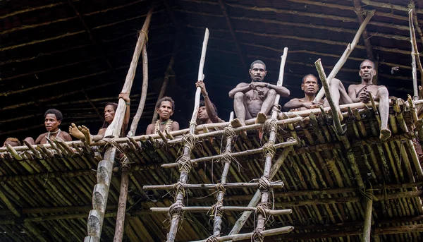 Група людей папуаські Korowai племені — стокове фото