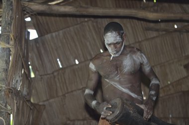 Asmat kabilesi davul ile gelen adam