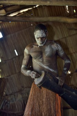 Asmat kabilesi davul ile gelen adam