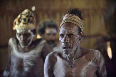 Asmat kabilesi erkeklerden