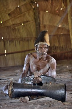 Asmat kabilesi davul ile gelen adam