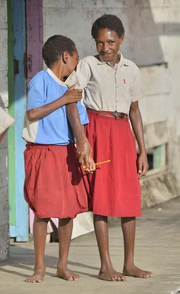 Niños en uniforme escolar de la tribu de Asmat — Foto de Stock