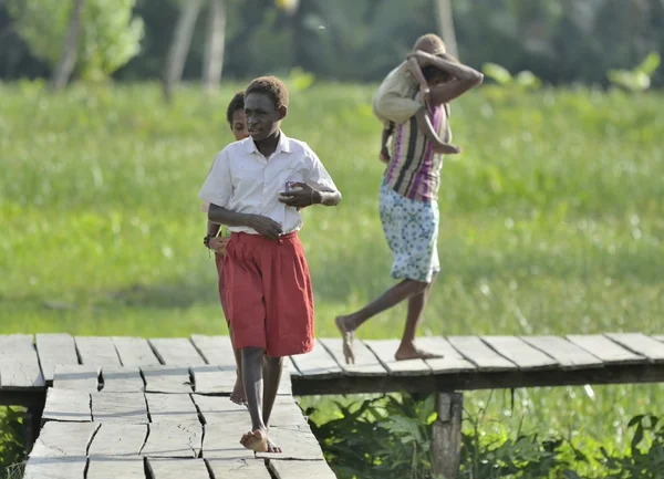 Niños en uniforme escolar de la tribu de Asmat — Foto de Stock