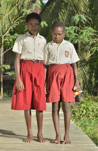 Niños en uniforme escolar de la tribu de Asmat — Foto de Stock