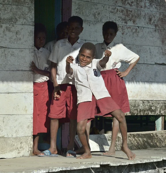 Niños en uniforme escolar de la tribu de Asmat — Foto de Stock