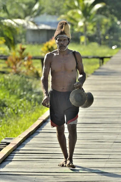 Uomo della tribù di Asmat — Foto Stock