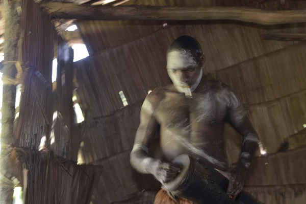 Man uit de stam van de Asmat met trommel — Stockfoto