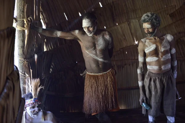 Hombres de la tribu de Asmat — Foto de Stock