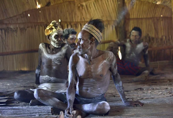Hombres de la tribu de Asmat — Foto de Stock