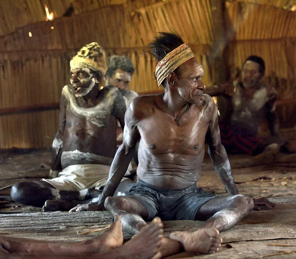 Männer aus dem Stamm der Asmat — Stockfoto