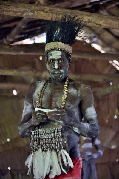 Man from the tribe of Asmat — Stock Photo, Image