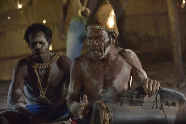 Mann aus dem Stamm der Asmat mit Trommel — Stockfoto