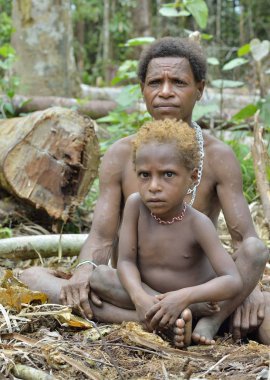 Papua kadın ve küçük çocuk