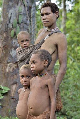 Papua kadın ve küçük çocuklar