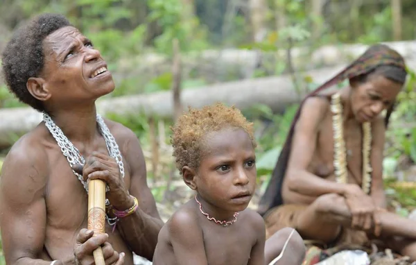 Papua kadın ve küçük çocuk 