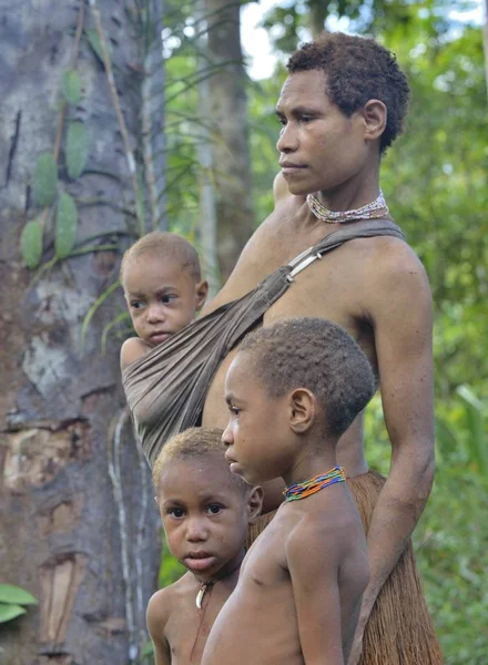 Papuan woman and little children — Stock Photo, Image