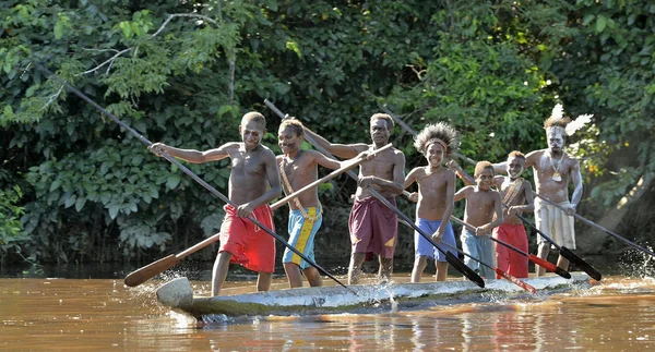 Ceremonia de guerra en canoa del pueblo Asmat — Foto de Stock