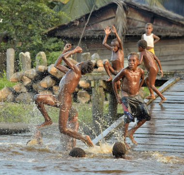 insanlar banyo ve yüzme Asmat kabilesi