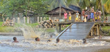 insanlar banyo ve yüzme Asmat kabilesi
