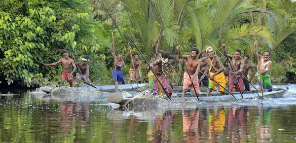 Cerimonia di guerra in canoa del popolo Asmat — Foto Stock