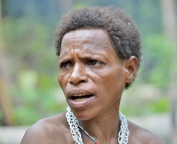 Mujer de la tribu Korowai — Foto de Stock