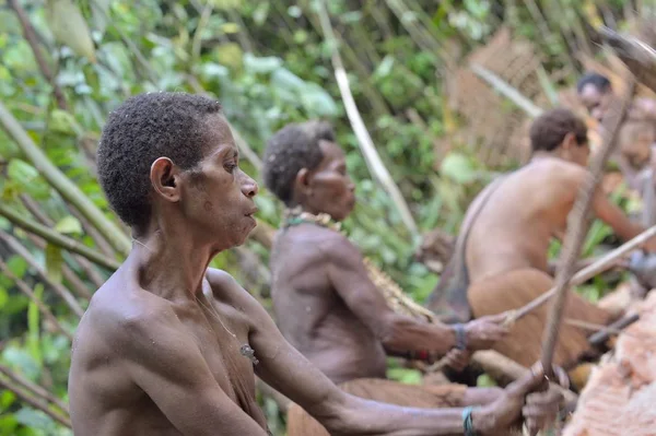 Papua mujeres korowai apertura de corteza y corte —  Fotos de Stock
