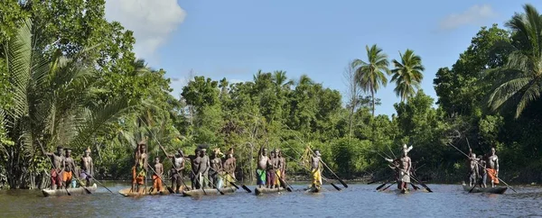 Canoe wojennych ceremonii Asmat ludzi — Zdjęcie stockowe