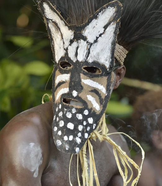 Hombre fumador de la tribu de los Asmat — Foto de Stock