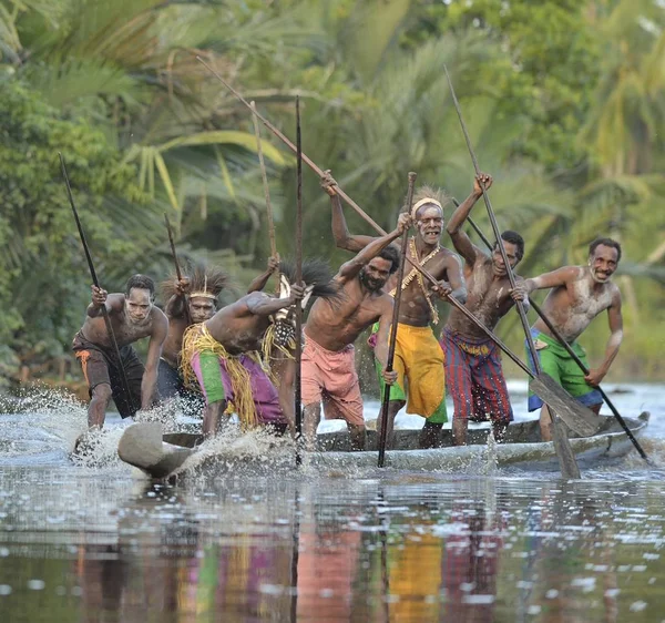 Canoe wojennych ceremonii Asmat ludzi — Zdjęcie stockowe