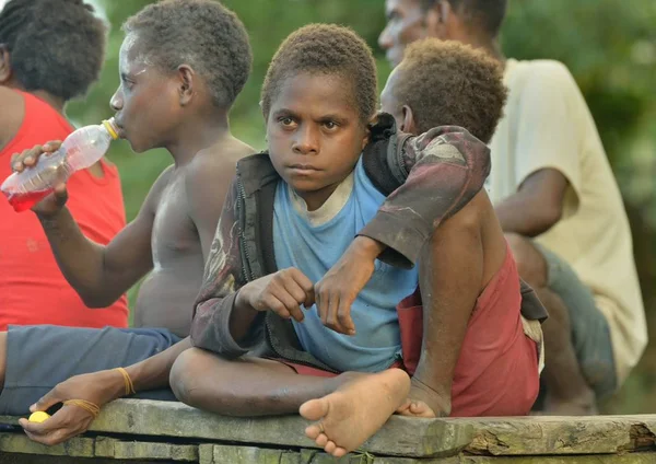 Папуасские дети на улице — стоковое фото