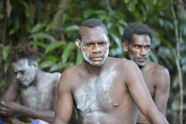 Άνδρες από τη φυλή των Asmat ανθρώπων — Φωτογραφία Αρχείου