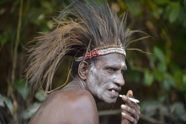 Куріння людина з племені Асмат людей — стокове фото