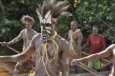 Asmat kabilesi maskeli head hunter