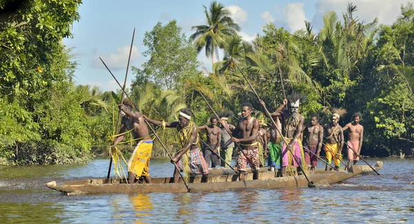 Canoe wojennych ceremonii Asmat ludzi — Zdjęcie stockowe