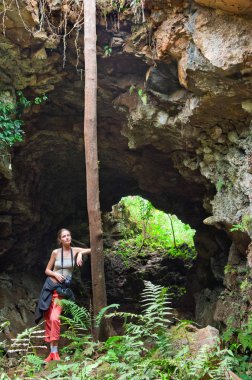 Bayan girerek tropikal mağara